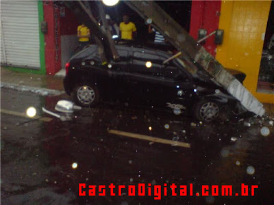 Veículo colide com poste da CEMAR em Bacabal