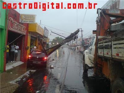 Veículo colide com poste da CEMAR em Bacabal
