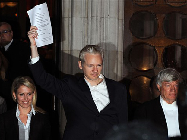 Julian Assange é solto em Londres