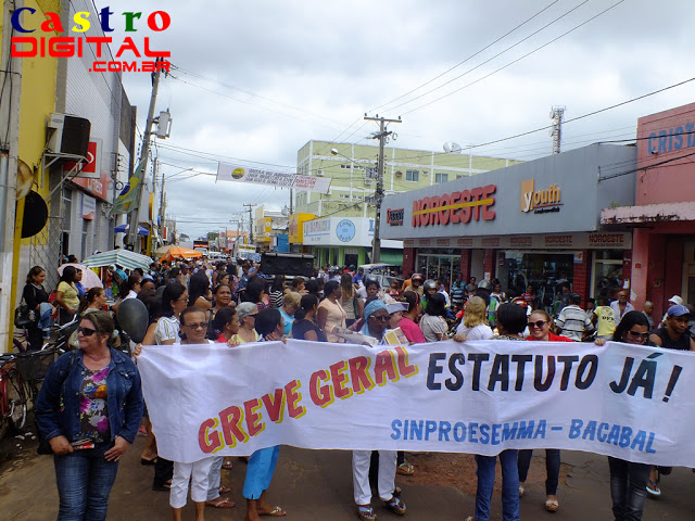 Professores de Bacabal em greve realizam passeata pelas ruas da cidade