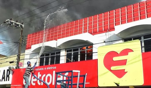 Incêndio na loja Eletrolar no centro de Bacabal foi controlado com ajuda de caminhões pipas e quase limpa fossa
