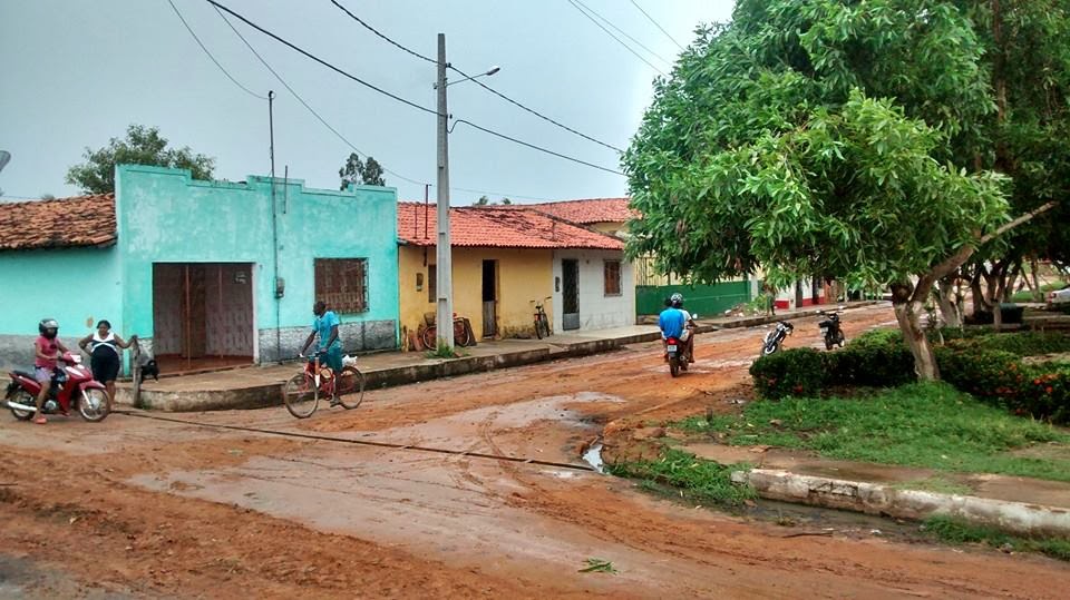 Fotos das ruas do bairro Trizidela em Bacabal cheias de buracos e lama neste inverno de 2014
