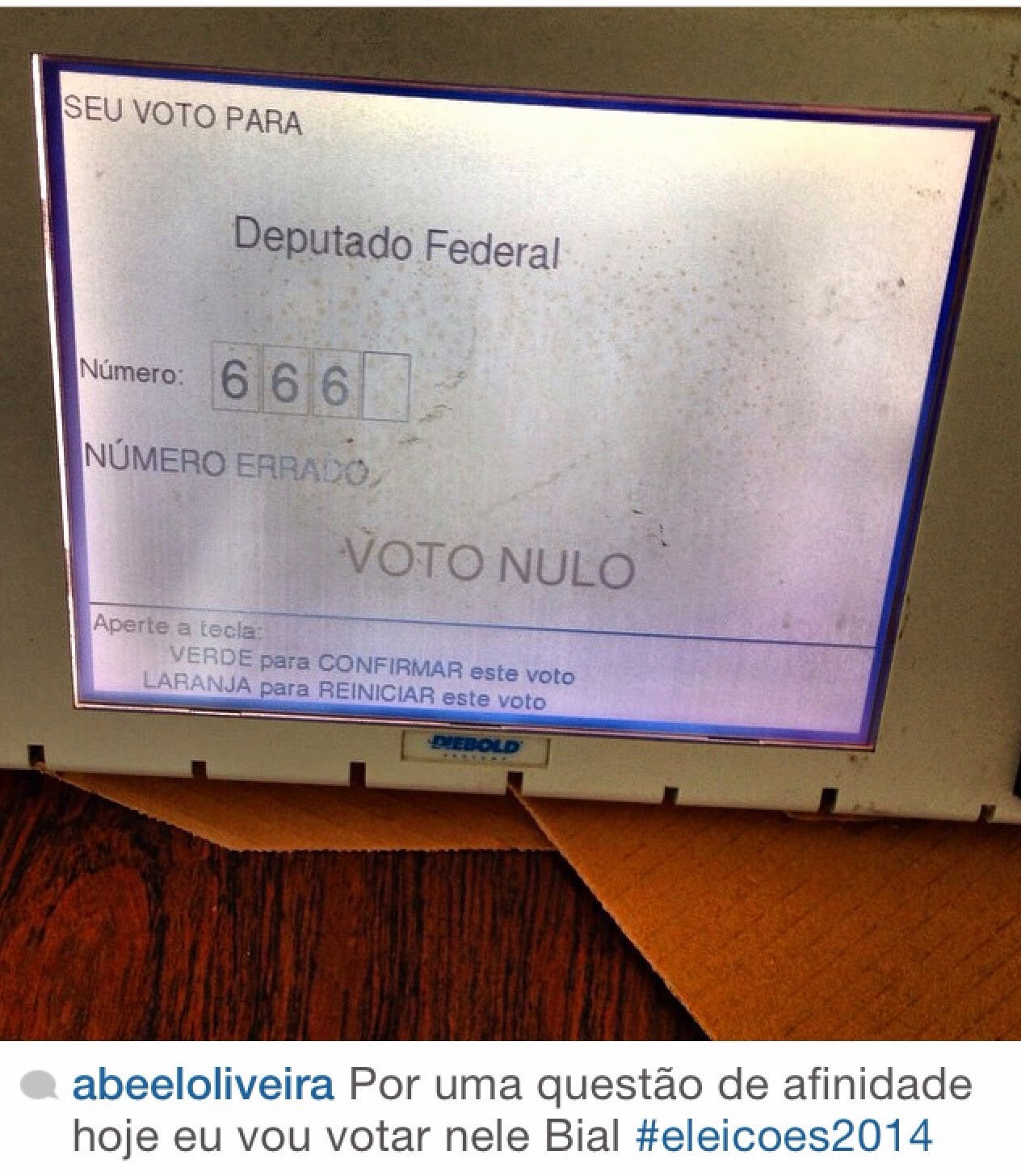 Fotos selfies nas urnas, seções e cabines eleitorais nas Eleições 2014