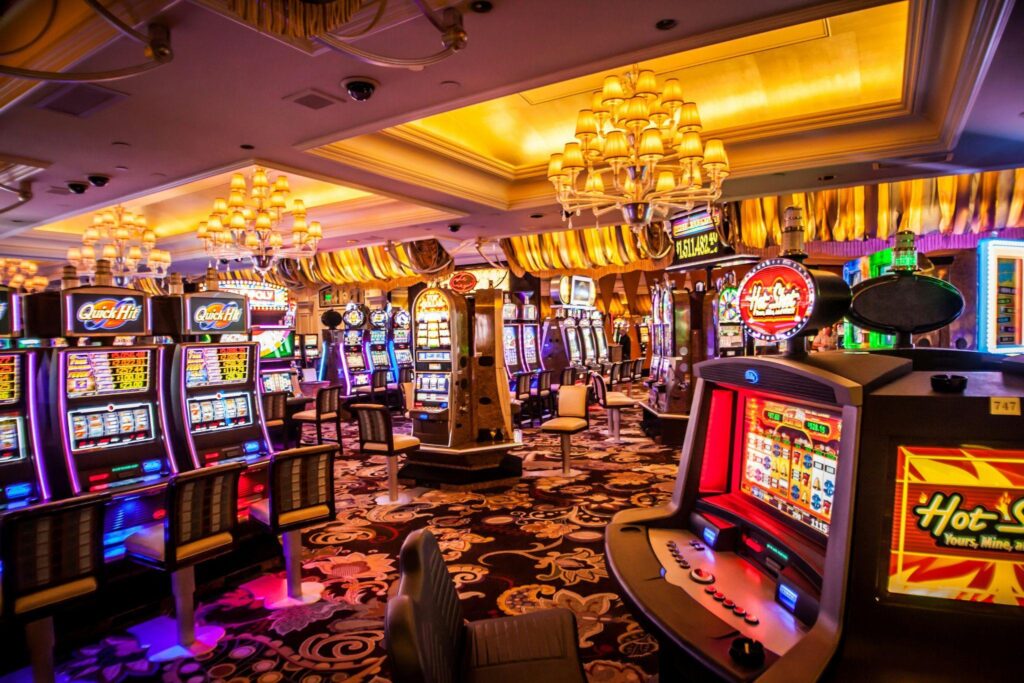 Sala de jogos operando com máquinas de slots, também usadas em cassinos online